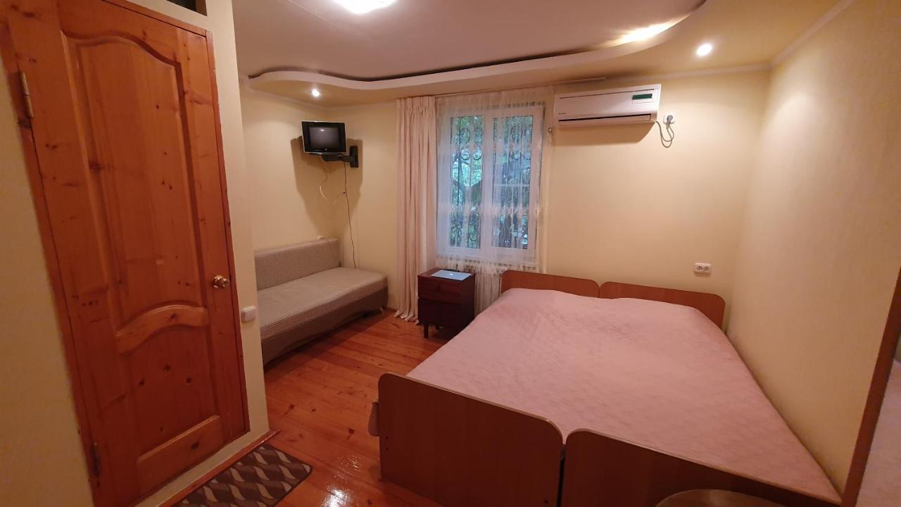 Guest House Ziemfira Sukhumi Exterior photo