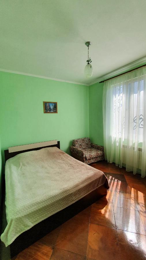 Guest House Ziemfira Sukhumi Exterior photo